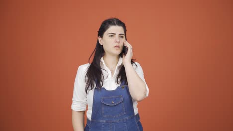 Woman-getting-bad-news-on-the-phone-gets-upset.